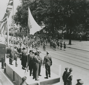 875708 Afbeelding van de Schotse doedelzakband die zich gaat opstellen naast het secretariaatsgebouw van de Jaarbeurs ...